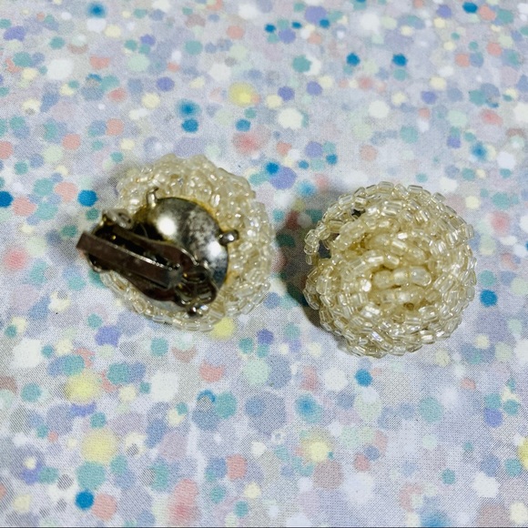 Vintage Cream glass seed bead swirl clip earrings - Picture 4 of 5